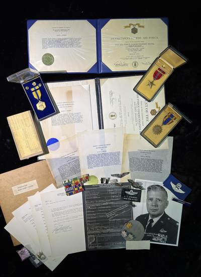 戎马世界章牌大赏第115期 美国空军建设人员奖章大套，包含得主获得的三枚奖章，勋标与各种证章，证书证件等，内容非常丰富，得主参与了二战越战，在韩国与阿波罗计划航天基地附近驻扎与参与建设过