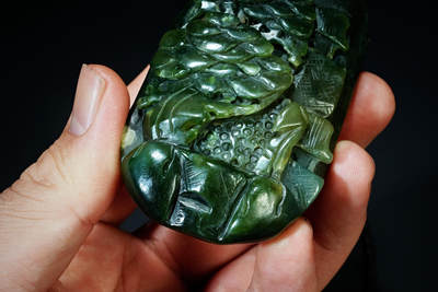 上海都达杂项专场103【全场包邮】  天然和田玉青玉精雕《闲下悠然》手把件97-37