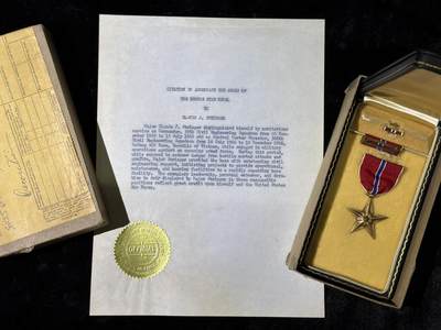 戎马世界章牌大赏第115期 美国空军建设人员奖章大套，包含得主获得的三枚奖章，勋标与各种证章，证书证件等，内容非常丰富，得主参与了二战越战，在韩国与阿波罗计划航天基地附近驻扎与参与建设过