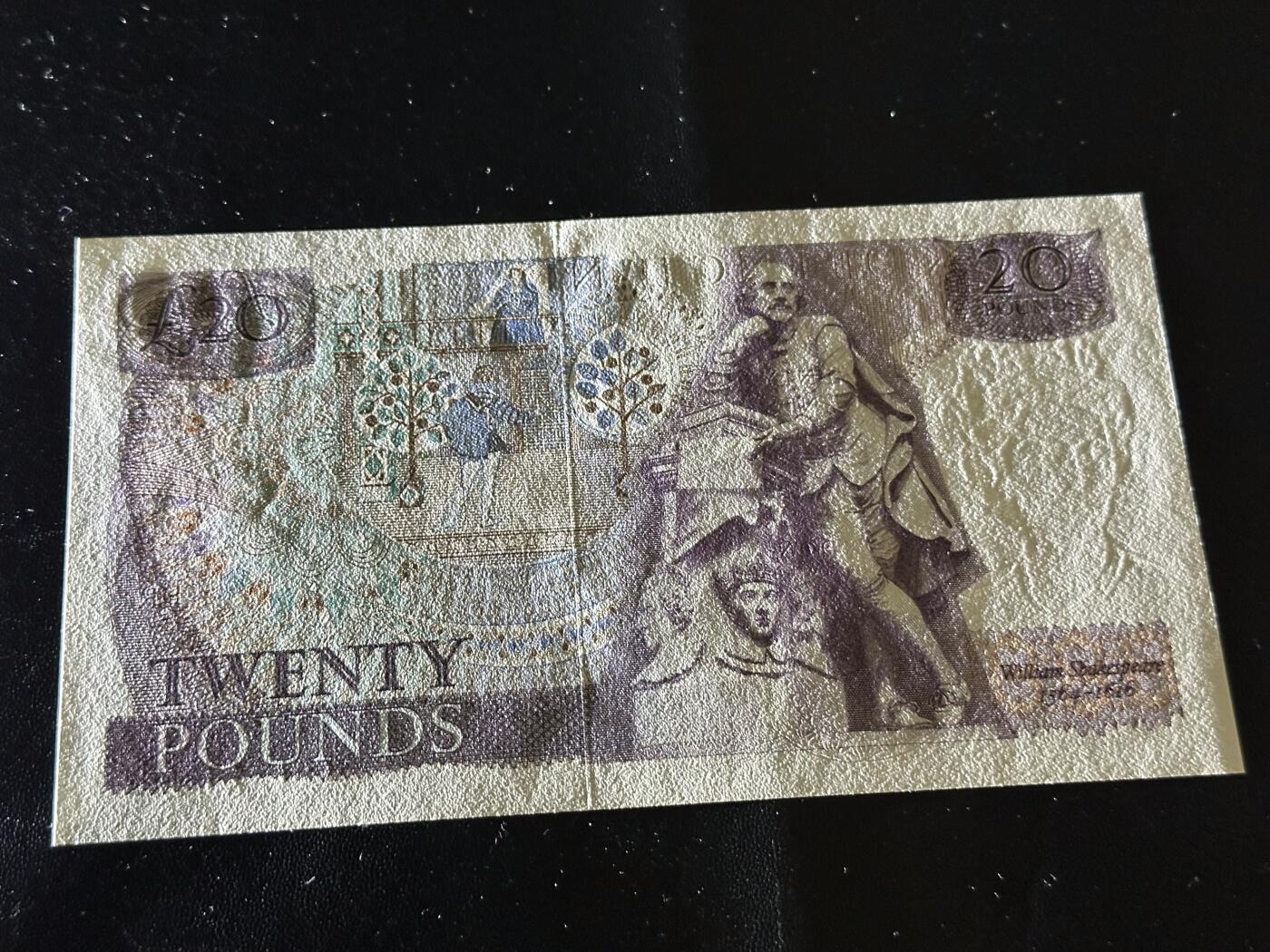 《外钞收藏家》第六百二十八期（精品百拍场）（长期征集拍品、欢迎藏友们联系合作） 英国D序列20镑 全新UNC C01冠