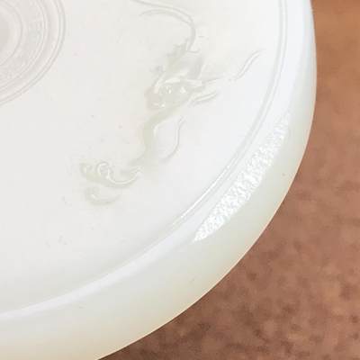 平安大扣子脂白新疆和田玉作品，平安扣，58.63g，直径51，白皮，玉质油润，脂粉感十足，糯性满满，微微结构，双面浮雕工艺，古朴大气，海派玉雕名家作品，有款证全套包装！JL310416 平安大扣子脂白新疆和田玉作品，平安扣，58.63g，直径51，白皮，玉质油润，脂粉感十足，糯性满满，微微结构，双面浮雕工艺，古朴大气，海派玉雕名家作品，有款证全套包装！JL310416