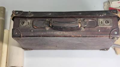 小驴勋章奖章收藏4月18日周六晚六点拍卖（珍爱和平，收藏战争，铭记历史，勿忘国耻，忠党爱国。有偿代拍，送拍规则在简介最后，参拍须阅读规则后再参拍，关系到运费包装发货时效真假辨别等关键信息，拍卖时不再发原图，看大图店主微信码在拍卖店铺介绍里或者找我要） 伟大的抗日战争时期日方从军记章勋记、杂件等在一个皮箱里一套