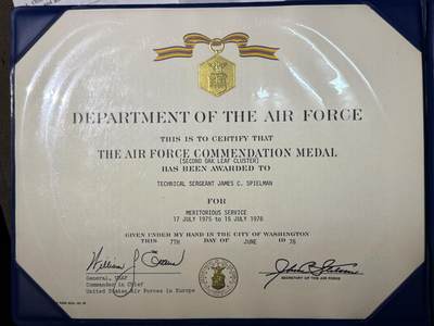 戎马世界章牌大赏第115期 美国飞行员衣服与空军嘉奖以及服役功绩奖章证书一套，获得事迹分别为保障联队从F-4鬼怪到F-16战隼的平稳换装转型以及在担任驻英国本特沃特斯第81战术战斗机联队生命保障主管期间以极强专业能力保障战机完好率，所属单位获评驻欧空军年度最优，为美国空军赢得重大荣誉