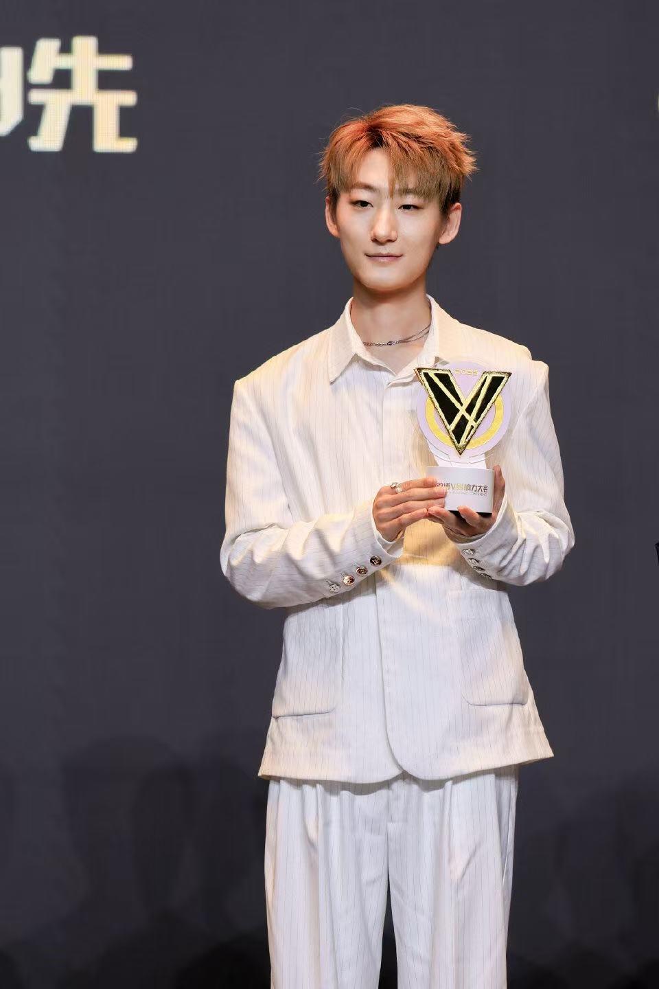 零元拍：声溯龙吟，心赴沧海，《哪吒2：魔童闹海》颜值担当敖丙的配演老师瀚墨亲笔签名卡游出品敖丙终极收藏卡精美外盒！