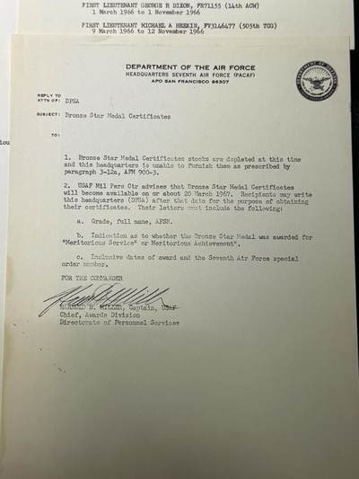 戎马世界章牌大赏第115期 美国空军建设人员奖章大套，包含得主获得的三枚奖章，勋标与各种证章，证书证件等，内容非常丰富，得主参与了二战越战，在韩国与阿波罗计划航天基地附近驻扎与参与建设过