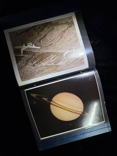 戎马世界章牌大赏第115期 美国证书套，属于柯伊柏机载天文台负责人Robert H. Arnold，他曾作为航空电子技术人员在美国海军服役，后转到美国空军，继续从事飞机航空电子设备专业相关工作。1968年从部队退役后在艾姆斯研究中心（Ames Research Center）工作，担任柯伊伯空中天文台（KAO）负责人，参与了一系列的科学发现，包括天王星存在光环、冥王星周围的大气和星际介质中存在水蒸气等