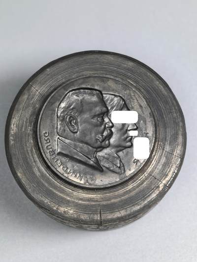 小驴勋章奖章收藏4月18日周六晚六点拍卖（珍爱和平，收藏战争，铭记历史，勿忘国耻，忠党爱国。有偿代拍，送拍规则在简介最后，参拍须阅读规则后再参拍，关系到运费包装发货时效真假辨别等关键信息，拍卖时不再发原图，看大图店主微信码在拍卖店铺介绍里或者找我要） 画家和兴登堡纪念章原模模具，一斤半重，罕见，比章贵，几千的东西