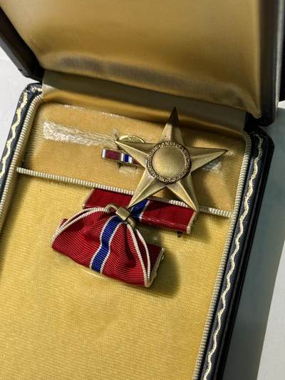 戎马世界章牌大赏第115期 美国空军建设人员奖章大套，包含得主获得的三枚奖章，勋标与各种证章，证书证件等，内容非常丰富，得主参与了二战越战，在韩国与阿波罗计划航天基地附近驻扎与参与建设过