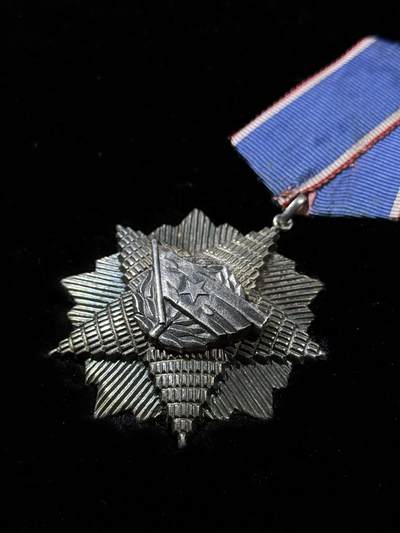 戎马世界章牌大赏第115期 南斯拉夫五级旗帜勋章，银制，第一版，590号，重达50g左右，带号版很少见