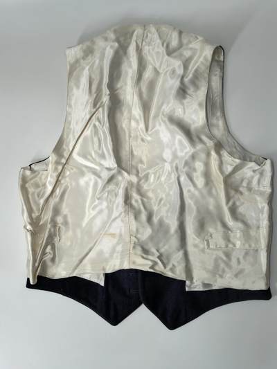 小驴勋章奖章收藏4月18日周六晚六点拍卖（珍爱和平，收藏战争，铭记历史，勿忘国耻，忠党爱国。有偿代拍，送拍规则在简介最后，参拍须阅读规则后再参拍，关系到运费包装发货时效真假辨别等关键信息，拍卖时不再发原图，看大图店主微信码在拍卖店铺介绍里或者找我要） 英国皇家空军RAF礼服马甲裤子一套，没量尺寸，170cm偏胖成年男性可以穿