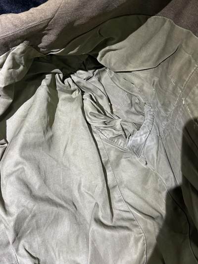 戎马世界章牌大赏第115期 美国飞行员衣服与空军嘉奖以及服役功绩奖章证书一套，获得事迹分别为保障联队从F-4鬼怪到F-16战隼的平稳换装转型以及在担任驻英国本特沃特斯第81战术战斗机联队生命保障主管期间以极强专业能力保障战机完好率，所属单位获评驻欧空军年度最优，为美国空军赢得重大荣誉