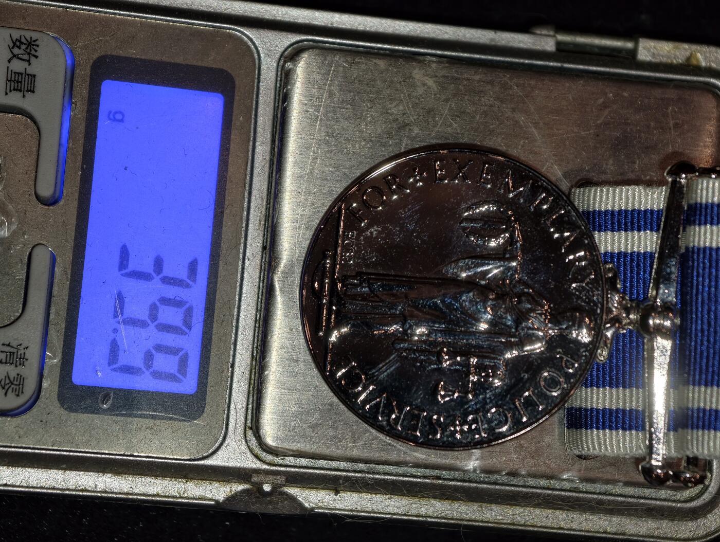 凯旋世界勋赏（第23期）（欢迎送拍）（对拍品有疑问请询问客服，不接受到手刀，出价默认拍品品相。请认真阅读拍卖规则！出价默认已认可！）（收到货请录制开箱视频，无视频概不处理问题。） 英国 女王 伊丽莎白二世版 警察LSGC 长期服役以及良好表现奖章 精制章 带原盒 以及一条额外的绶带（做礼服挂联排）