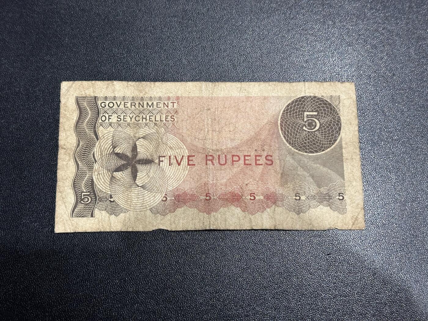 《外钞收藏家》第六百二十八期（精品百拍场）（长期征集拍品、欢迎藏友们联系合作） 1968年塞舌尔5卢比 非全新 品相如图 A/1冠