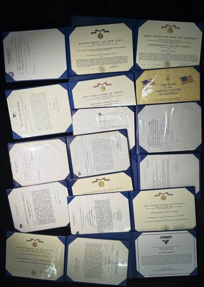 戎马世界章牌大赏第115期 美国海军夫妻套证，丈夫是美国海军公共事务官，妻子担任过海军特种作战司令部礼仪官与海军信息局行动官参与过高贵之鹰行动（911复仇行动）、沙漠盾牌行动、还有沙漠风暴行动的对外宣传与媒体联络工作