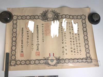 小驴勋章奖章收藏4月18日周六晚六点拍卖（珍爱和平，收藏战争，铭记历史，勿忘国耻，忠党爱国。有偿代拍，送拍规则在简介最后，参拍须阅读规则后再参拍，关系到运费包装发货时效真假辨别等关键信息，拍卖时不再发原图，看大图店主微信码在拍卖店铺介绍里或者找我要） 接上一拍品：伟大的抗日战争时期日方从军记章勋记、杂件等在一个皮箱里一套，不要出价