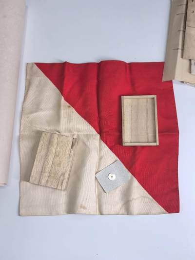 小驴勋章奖章收藏4月18日周六晚六点拍卖（珍爱和平，收藏战争，铭记历史，勿忘国耻，忠党爱国。有偿代拍，送拍规则在简介最后，参拍须阅读规则后再参拍，关系到运费包装发货时效真假辨别等关键信息，拍卖时不再发原图，看大图店主微信码在拍卖店铺介绍里或者找我要） 伟大的抗日战争时期日方从军记章勋记、杂件等在一个皮箱里一套