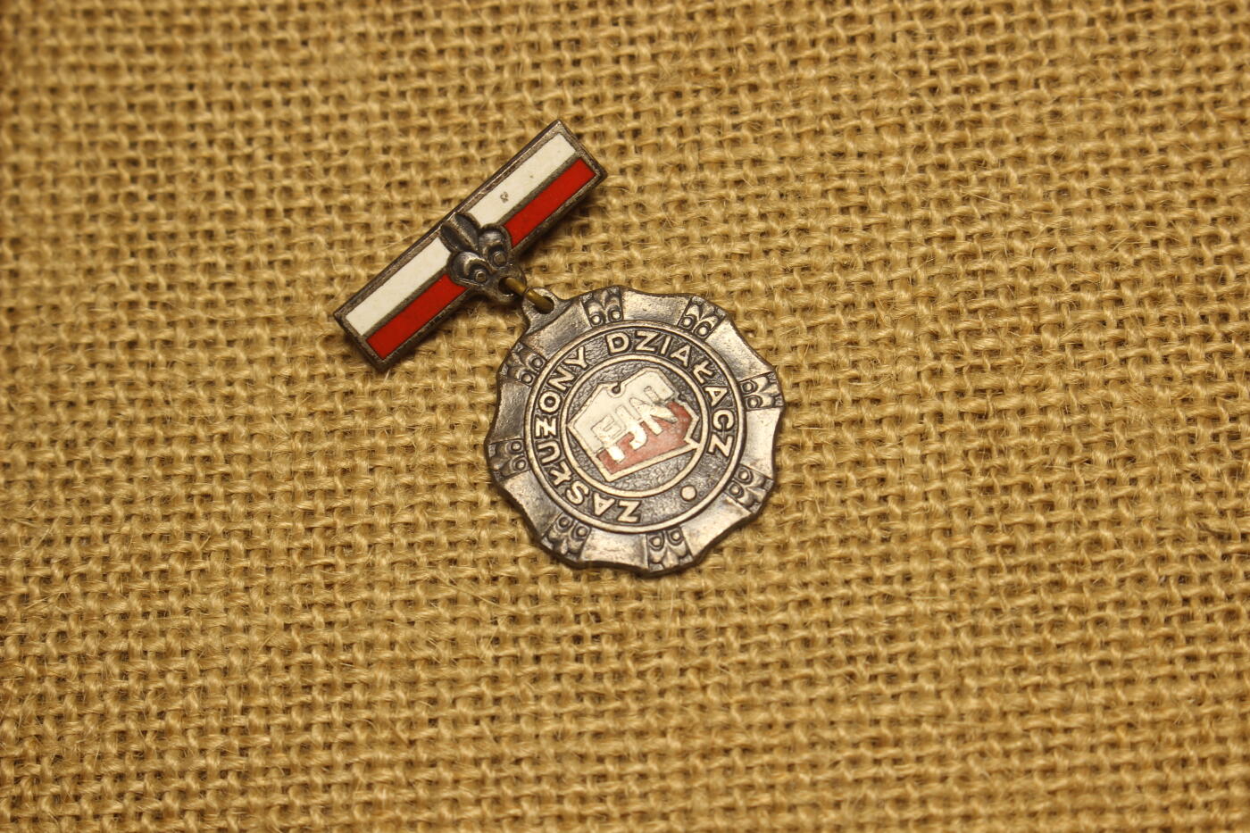 2026.4.21杂货小拍卖 波兰功勋工作者奖章，合金材质，波兰民族团结阵线颁发，库存品相