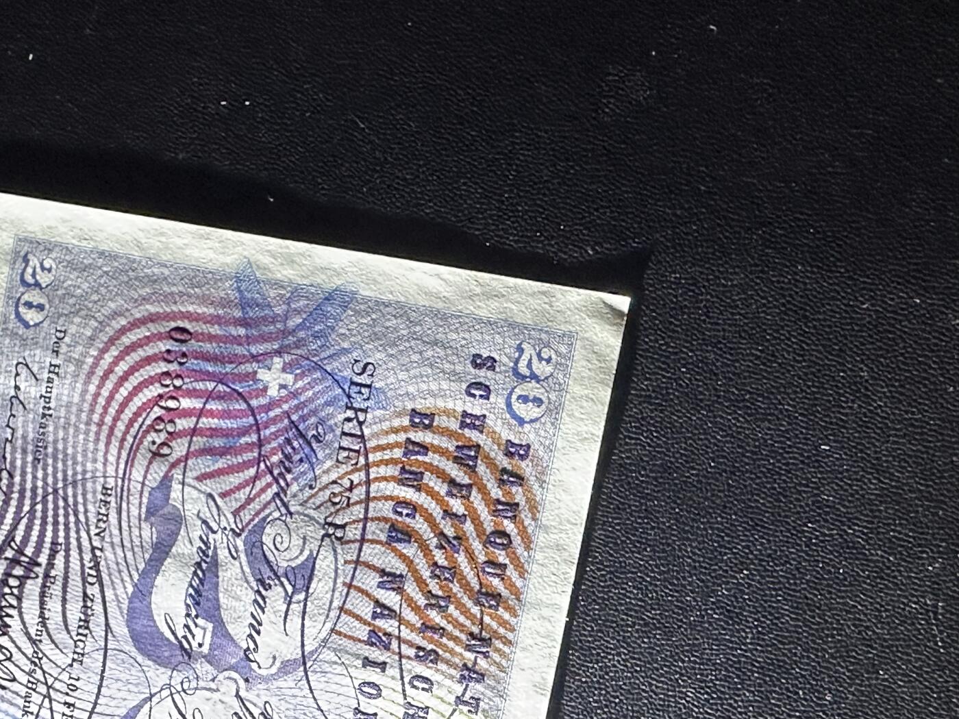 《外钞收藏家》第六百二十八期（精品百拍场）（长期征集拍品、欢迎藏友们联系合作） 瑞士1970年10法郎2张连号+71年20法郎1张一起  全新角轻微不绝