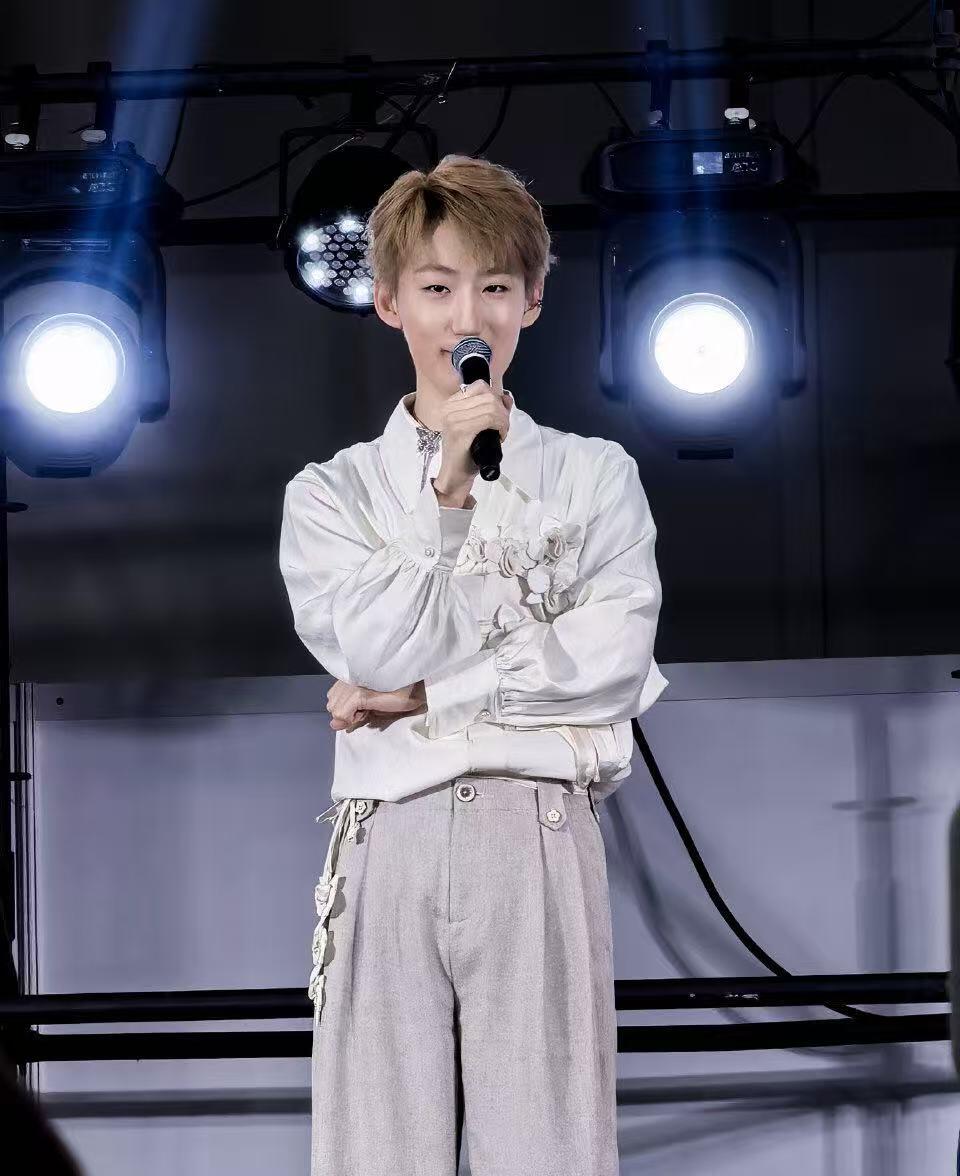 零元拍：声溯龙吟，心赴沧海，《哪吒2：魔童闹海》颜值担当敖丙的配演老师瀚墨亲笔签名卡游出品敖丙终极收藏卡精美外盒！