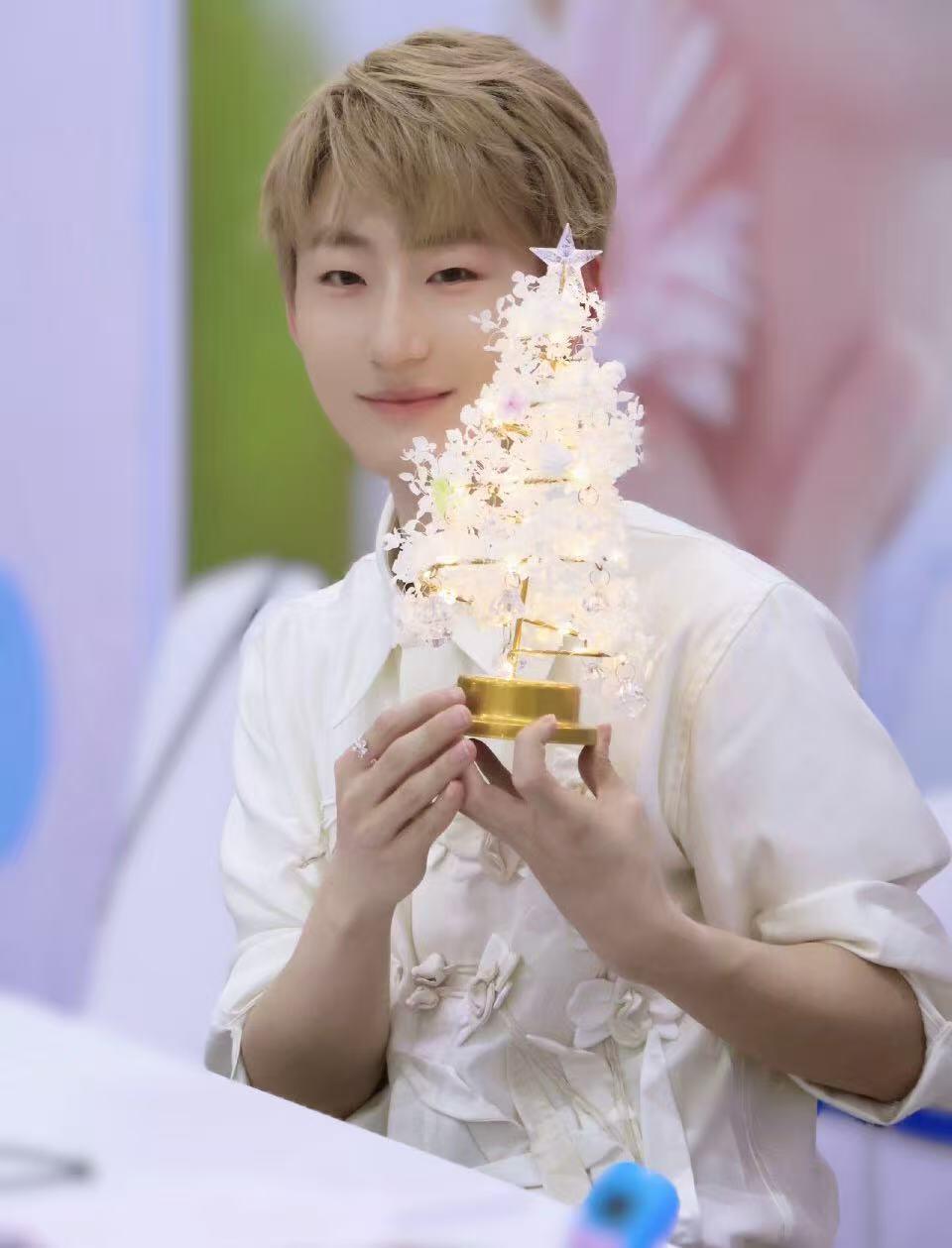 零元拍：声溯龙吟，心赴沧海，《哪吒2：魔童闹海》颜值担当敖丙的配演老师瀚墨亲笔签名卡游出品敖丙终极收藏卡精美外盒！