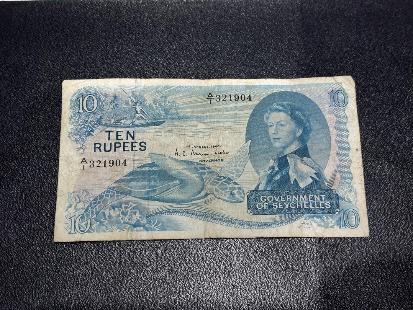 《外钞收藏家》第六百二十八期（精品百拍场）（长期征集拍品、欢迎藏友们联系合作） 1968年塞舌尔10卢比 非全新 品相如图 A/1冠