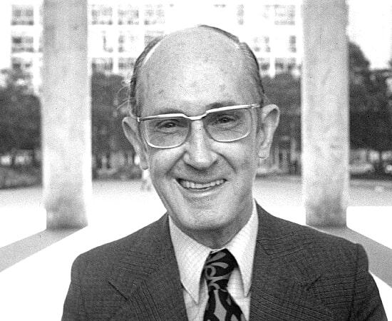 【俄甄集藏】满园春色-2026年(051)04-22星期三 晚 19:30 全场包邮 巴西2002年纪念诗人卡洛斯·德拉蒙·德安德拉德诞辰100周年2瑞斯精制大银币，PGGS PR68DC，重28克，999银，发行量6999枚，少见品种，季军