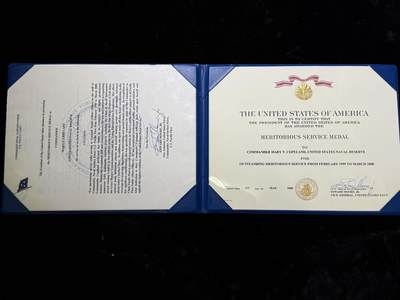 戎马世界章牌大赏第115期 美国海军夫妻套证，丈夫是美国海军公共事务官，妻子担任过海军特种作战司令部礼仪官与海军信息局行动官参与过高贵之鹰行动（911复仇行动）、沙漠盾牌行动、还有沙漠风暴行动的对外宣传与媒体联络工作