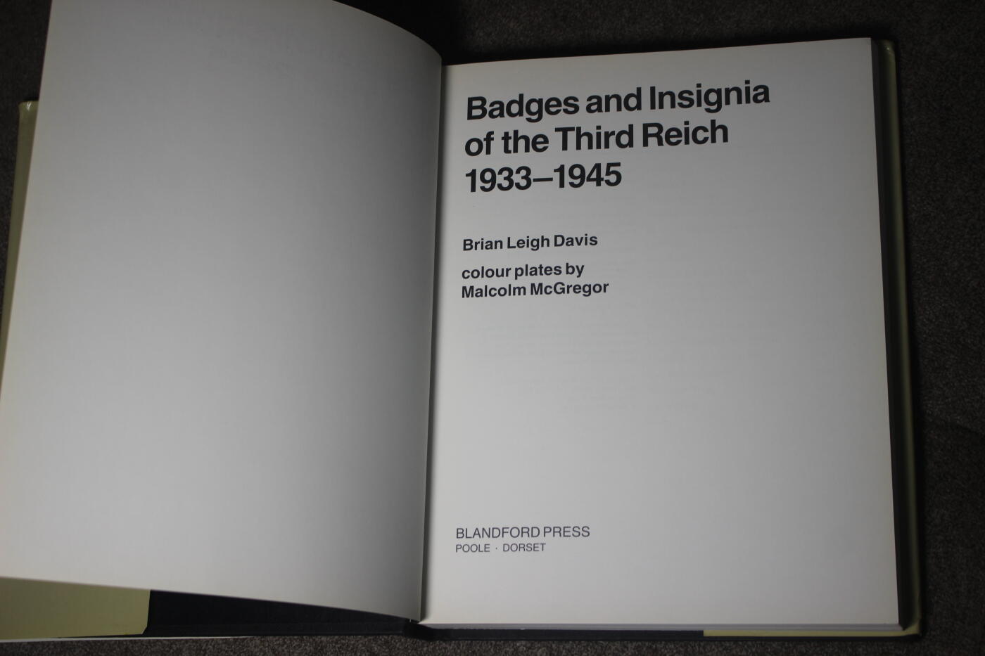 2026.4.21杂货小拍卖 德三组织标识，全书203页，实物照片和彩绘图片作比较，较为详细的介绍了德三的各类军事和民间组织标识，库存品相