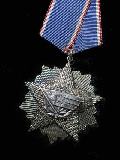 戎马世界章牌大赏第115期 南斯拉夫五级旗帜勋章，银制，第一版，590号，重达50g左右，带号版很少见