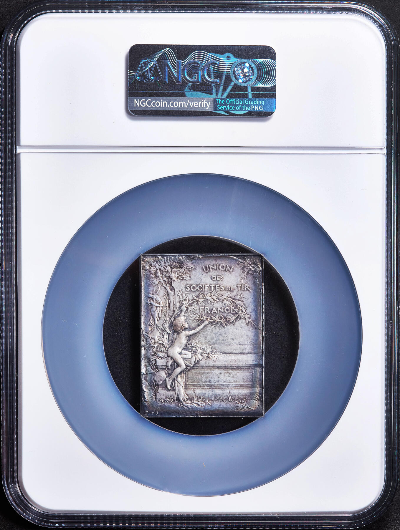 【俄甄集藏】满园春色-2026年(051)04-22星期三 晚 19:30 全场包邮 法国19世纪玛丽安娜坐像射击协会联盟发行爱国主义与射击运动荣誉镀银方形大铜章，NGC AU58，五彩包浆，设计精美绝伦，新艺术运动时期代表雕刻家亨利·欧仁·杜普雷作品，尺寸：51mm×38mm，稀少品种