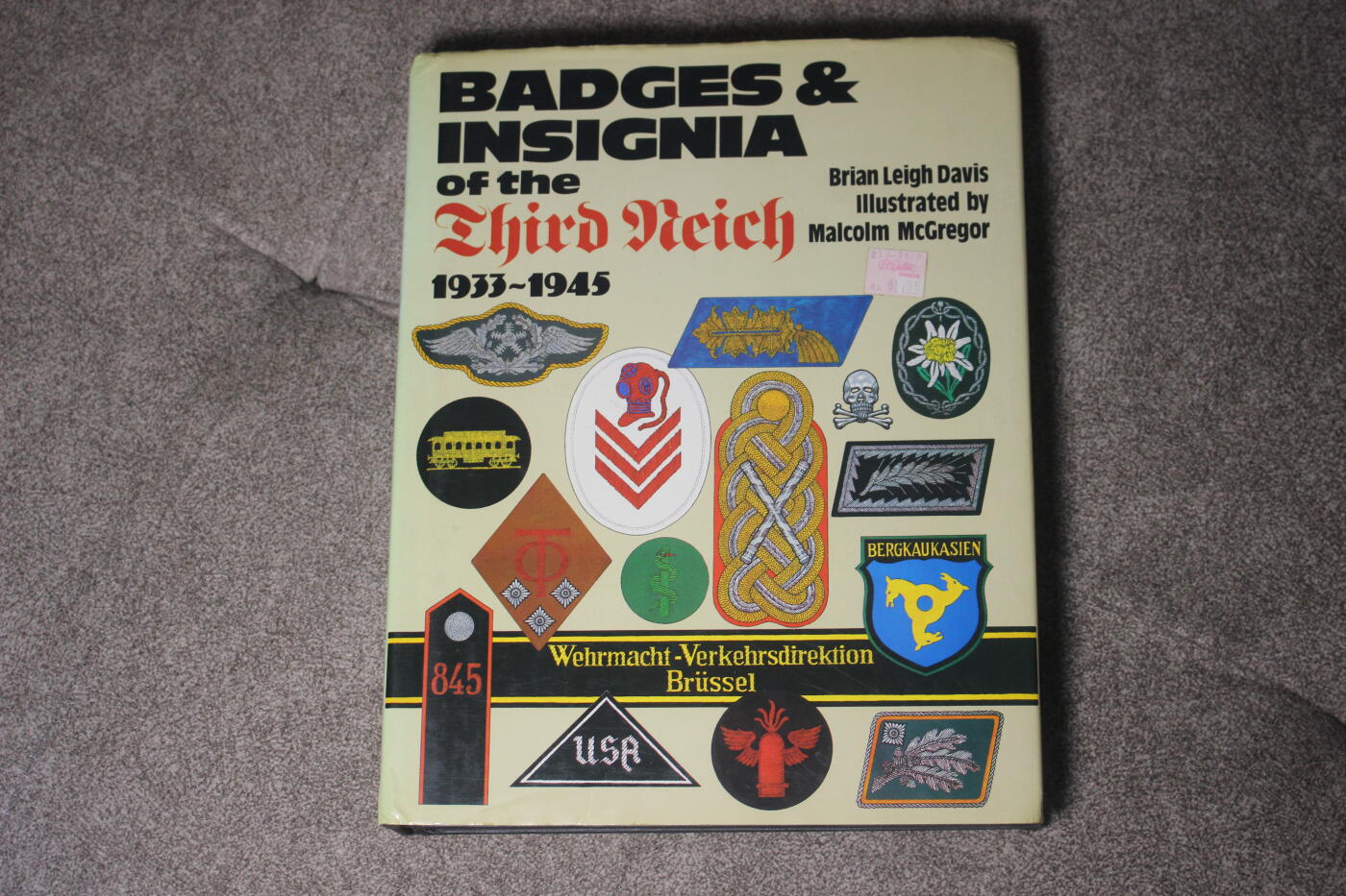 2026.4.21杂货小拍卖 德三组织标识，全书203页，实物照片和彩绘图片作比较，较为详细的介绍了德三的各类军事和民间组织标识，库存品相