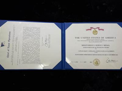 戎马世界章牌大赏第115期 美国海军夫妻套证，丈夫是美国海军公共事务官，妻子担任过海军特种作战司令部礼仪官与海军信息局行动官参与过高贵之鹰行动（911复仇行动）、沙漠盾牌行动、还有沙漠风暴行动的对外宣传与媒体联络工作