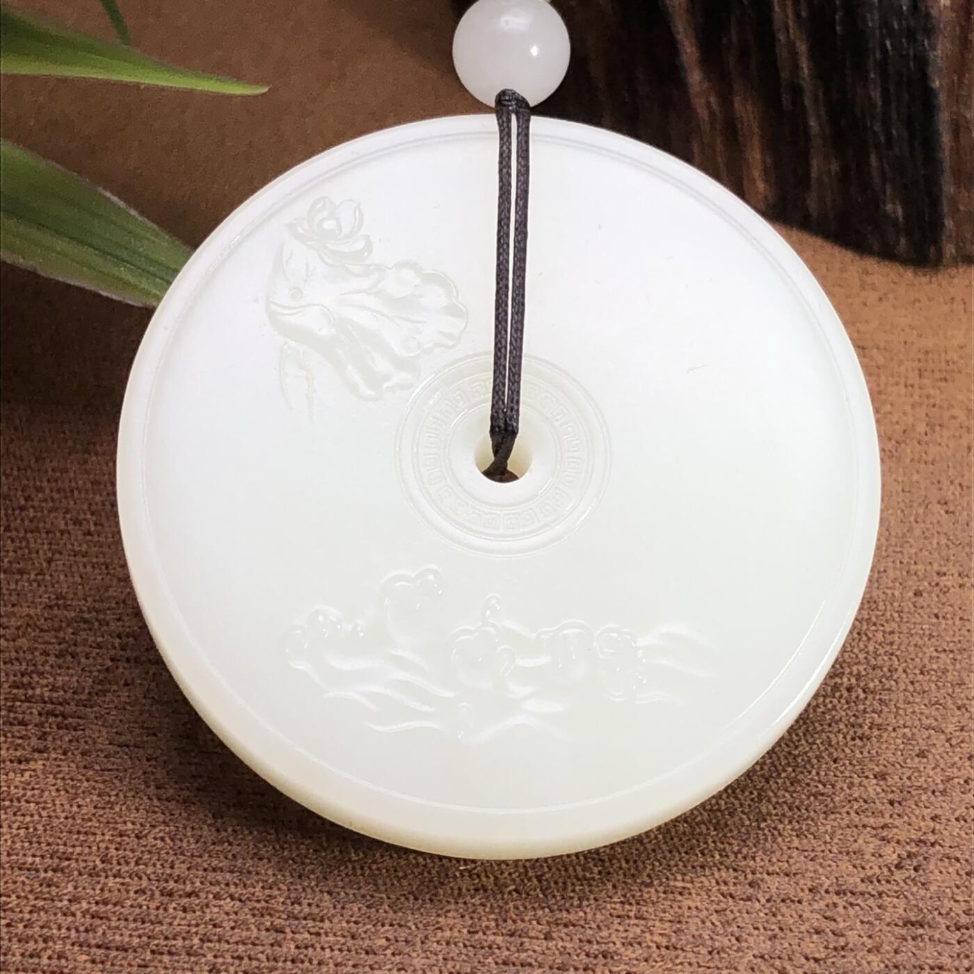 平安大扣子脂白新疆和田玉作品，平安扣，58.63g，直径51，白皮，玉质油润，脂粉感十足，糯性满满，微微结构，双面浮雕工艺，古朴大气，海派玉雕名家作品，有款证全套包装！JL310416