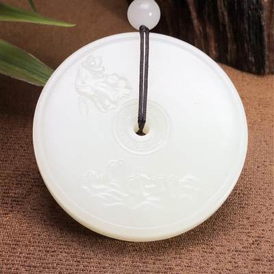平安大扣子脂白新疆和田玉作品，平安扣，58.63g，直径51，白皮，玉质油润，脂粉感十足，糯性满满，微微结构，双面浮雕工艺，古朴大气，海派玉雕名家作品，有款证全套包装！JL310416 - 平安大扣子脂白新疆和田玉作品，平安扣，58.63g，直径51，白皮，玉质油润，脂粉感十足，糯性满满，微微结构，双面浮雕工艺，古朴大气，海派玉雕名家作品，有款证全套包装！JL310416