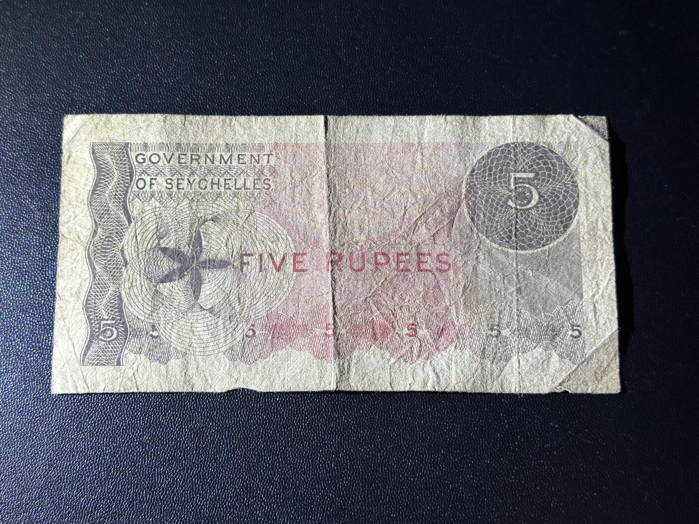 《外钞收藏家》第六百二十八期（精品百拍场）（长期征集拍品、欢迎藏友们联系合作） 1968年塞舌尔5卢比 非全新 品相如图 A/1冠