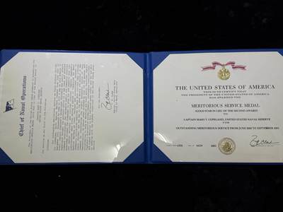 戎马世界章牌大赏第115期 美国海军夫妻套证，丈夫是美国海军公共事务官，妻子担任过海军特种作战司令部礼仪官与海军信息局行动官参与过高贵之鹰行动（911复仇行动）、沙漠盾牌行动、还有沙漠风暴行动的对外宣传与媒体联络工作