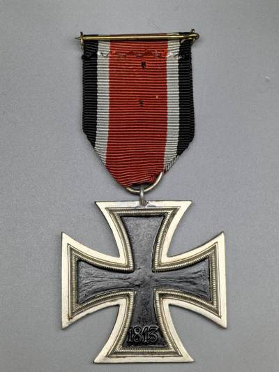 小驴勋章奖章收藏4月18日周六晚六点拍卖（珍爱和平，收藏战争，铭记历史，勿忘国耻，忠党爱国。有偿代拍，送拍规则在简介最后，参拍须阅读规则后再参拍，关系到运费包装发货时效真假辨别等关键信息，拍卖时不再发原图，看大图店主微信码在拍卖店铺介绍里或者找我要） 57版二级铁十字勋章，有多处修补痕迹影响鉴定还请自行断代