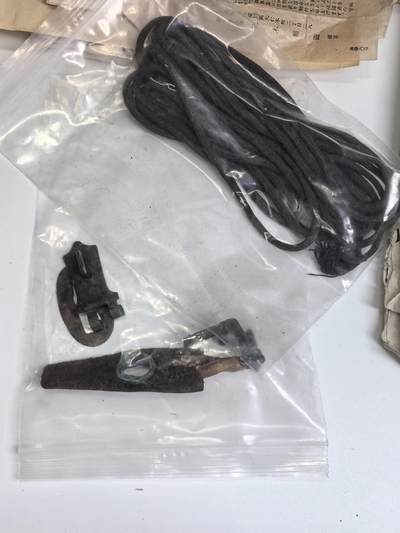 小驴勋章奖章收藏4月18日周六晚六点拍卖（珍爱和平，收藏战争，铭记历史，勿忘国耻，忠党爱国。有偿代拍，送拍规则在简介最后，参拍须阅读规则后再参拍，关系到运费包装发货时效真假辨别等关键信息，拍卖时不再发原图，看大图店主微信码在拍卖店铺介绍里或者找我要） 伟大的抗日战争时期日方从军记章勋记、杂件等在一个皮箱里一套