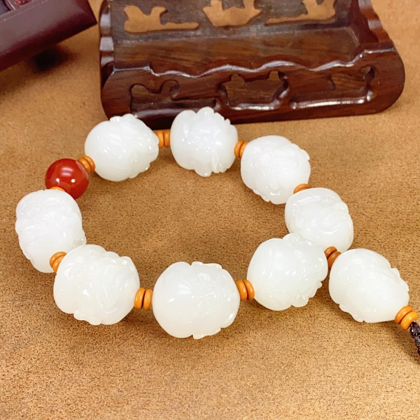 新疆和田玉作品，十八罗汉手持，154.58g，白度一级，油性好，脂粉感十足，超大颗粒，颗颗立体双面工，品相霸气！