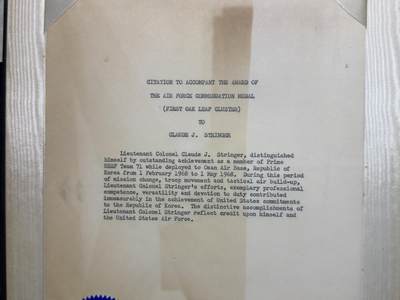 戎马世界章牌大赏第115期 美国空军建设人员奖章大套，包含得主获得的三枚奖章，勋标与各种证章，证书证件等，内容非常丰富，得主参与了二战越战，在韩国与阿波罗计划航天基地附近驻扎与参与建设过