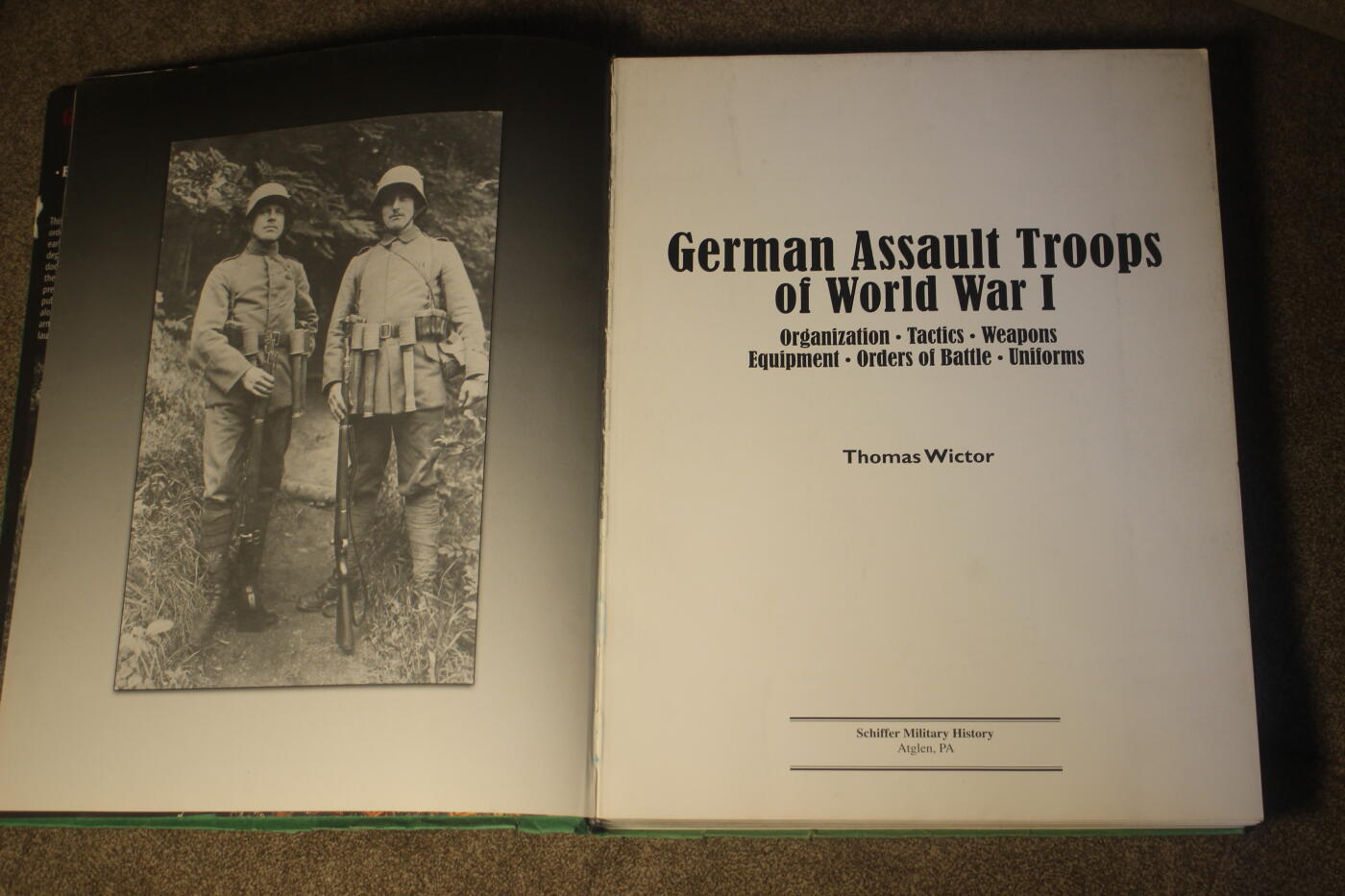 2026.4.21杂货小拍卖 《一战风暴突击队》，schiffer出版社出品，全书337页，详细介绍了突击的历史渊源，战术，武器装备，奖章制服等，硬壳封面遗失，内页完好