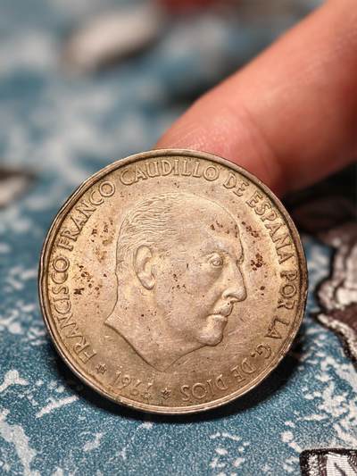 抚柳草堂-第二十六期章牌钱币  奖章勋章 满百包邮 放漏专场 1966西班牙佛朗哥100PESETAS银币 重19.1g 老包浆味道好细节也在线 发丝清晰不糊