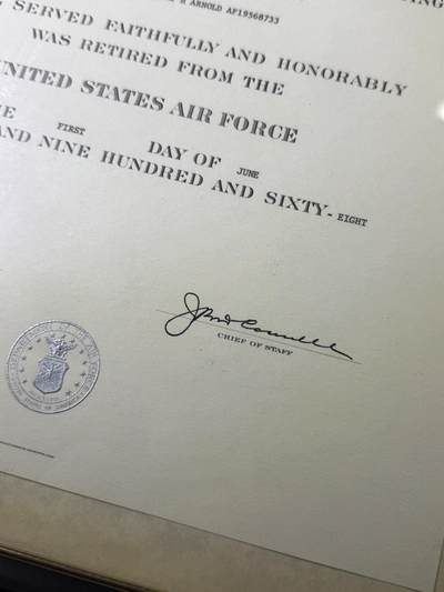 戎马世界章牌大赏第115期 美国证书套，属于柯伊柏机载天文台负责人Robert H. Arnold，他曾作为航空电子技术人员在美国海军服役，后转到美国空军，继续从事飞机航空电子设备专业相关工作。1968年从部队退役后在艾姆斯研究中心（Ames Research Center）工作，担任柯伊伯空中天文台（KAO）负责人，参与了一系列的科学发现，包括天王星存在光环、冥王星周围的大气和星际介质中存在水蒸气等