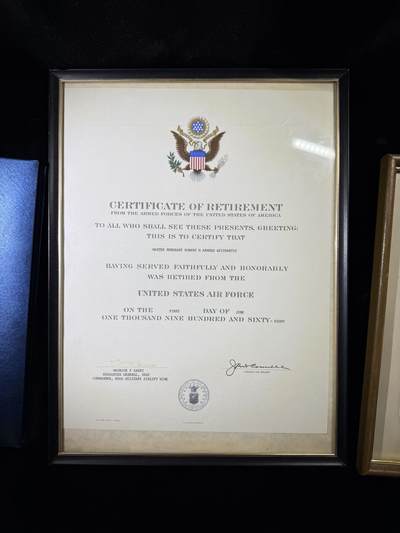 戎马世界章牌大赏第115期 美国证书套，属于柯伊柏机载天文台负责人Robert H. Arnold，他曾作为航空电子技术人员在美国海军服役，后转到美国空军，继续从事飞机航空电子设备专业相关工作。1968年从部队退役后在艾姆斯研究中心（Ames Research Center）工作，担任柯伊伯空中天文台（KAO）负责人，参与了一系列的科学发现，包括天王星存在光环、冥王星周围的大气和星际介质中存在水蒸气等