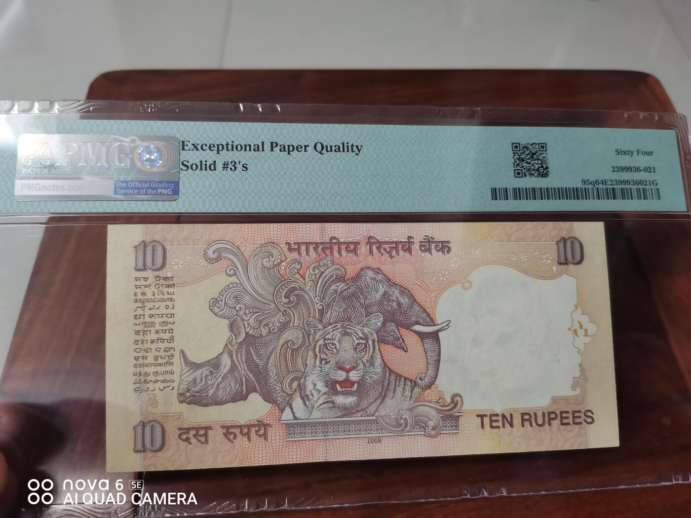 2014年 印度储备银行10卢比纸币，PMG评级64分，Choice Uncirculated，全同号6JN333333，Letter A版。票面保存完好，几乎全新，收藏级别，品相漂亮，适合钱币收藏爱好者。  