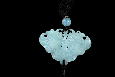 上海都达杂项专场102【全场包邮】  天然冰糯种翡翠（A货）精雕《蝴蝶翩翩》挂件 附鉴定证书97-55