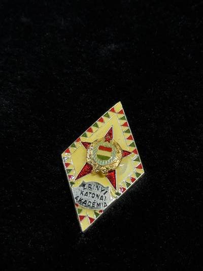 戎马世界章牌大赏第115期 匈牙利兹林伊军事学院校徽