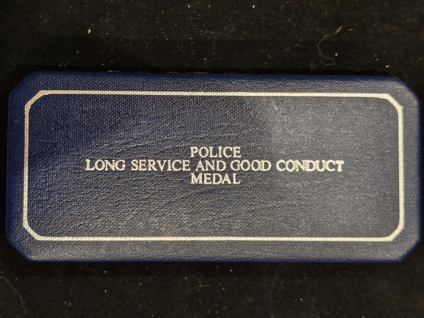 凯旋世界勋赏（第23期）（欢迎送拍）（对拍品有疑问请询问客服，不接受到手刀，出价默认拍品品相。请认真阅读拍卖规则！出价默认已认可！）（收到货请录制开箱视频，无视频概不处理问题。） 英国 女王 伊丽莎白二世版 警察LSGC 长期服役以及良好表现奖章 精制章 带原盒 以及一条额外的绶带（做礼服挂联排）