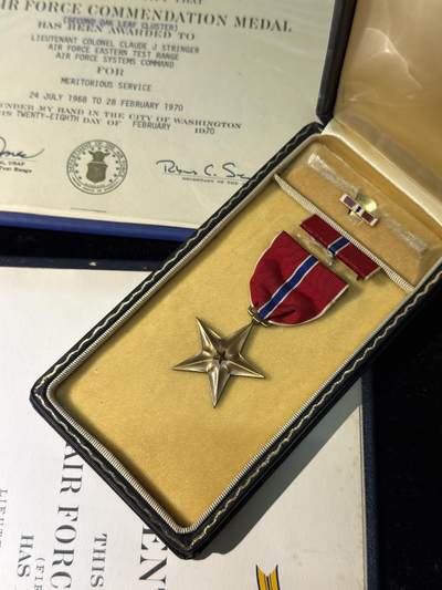 戎马世界章牌大赏第115期 美国空军建设人员奖章大套，包含得主获得的三枚奖章，勋标与各种证章，证书证件等，内容非常丰富，得主参与了二战越战，在韩国与阿波罗计划航天基地附近驻扎与参与建设过
