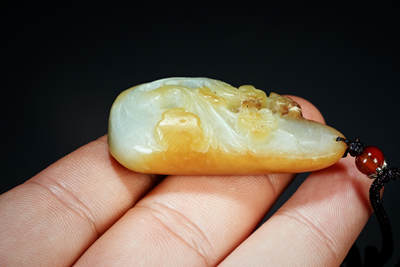 上海都达杂项专场102【全场包邮】  天然和田玉精雕《喜上眉梢》挂件97-43